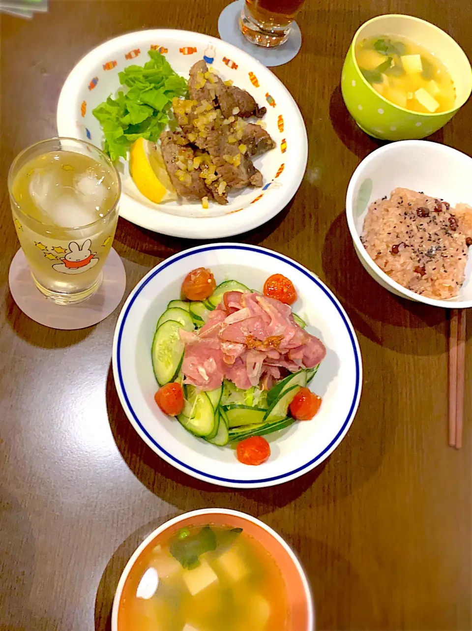 牛肉のレモンステーキ🍋　ルッコラ　牛タンのマリネサラダ🥗　豆腐とわかめのお味噌汁　お赤飯　麦茶　蕎麦茶|ch＊K*∀o(^^*)♪さん