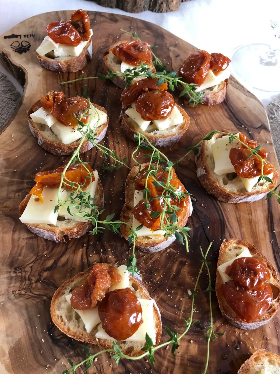 Crostini con pomodoro secco formaggio|aястасияさん