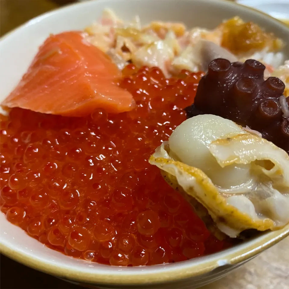 親子丼（鮭とイクラ＋たこ帆立）|Morito Kamiyaさん