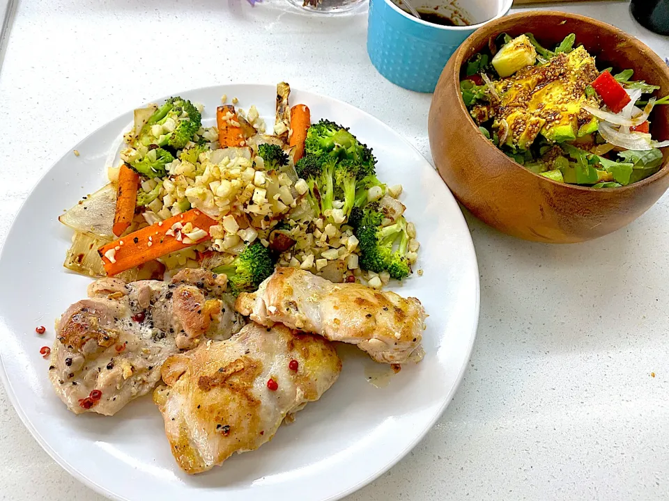 Lunch 🥗🍴🐓(chicken with cauliflower rice) 🥑🥕🥒🥬🧅🧄🍎|にゃんこさん