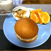 Snapdishの料理写真:コロッケバーガー　大学生朝ご飯|るうるうさん