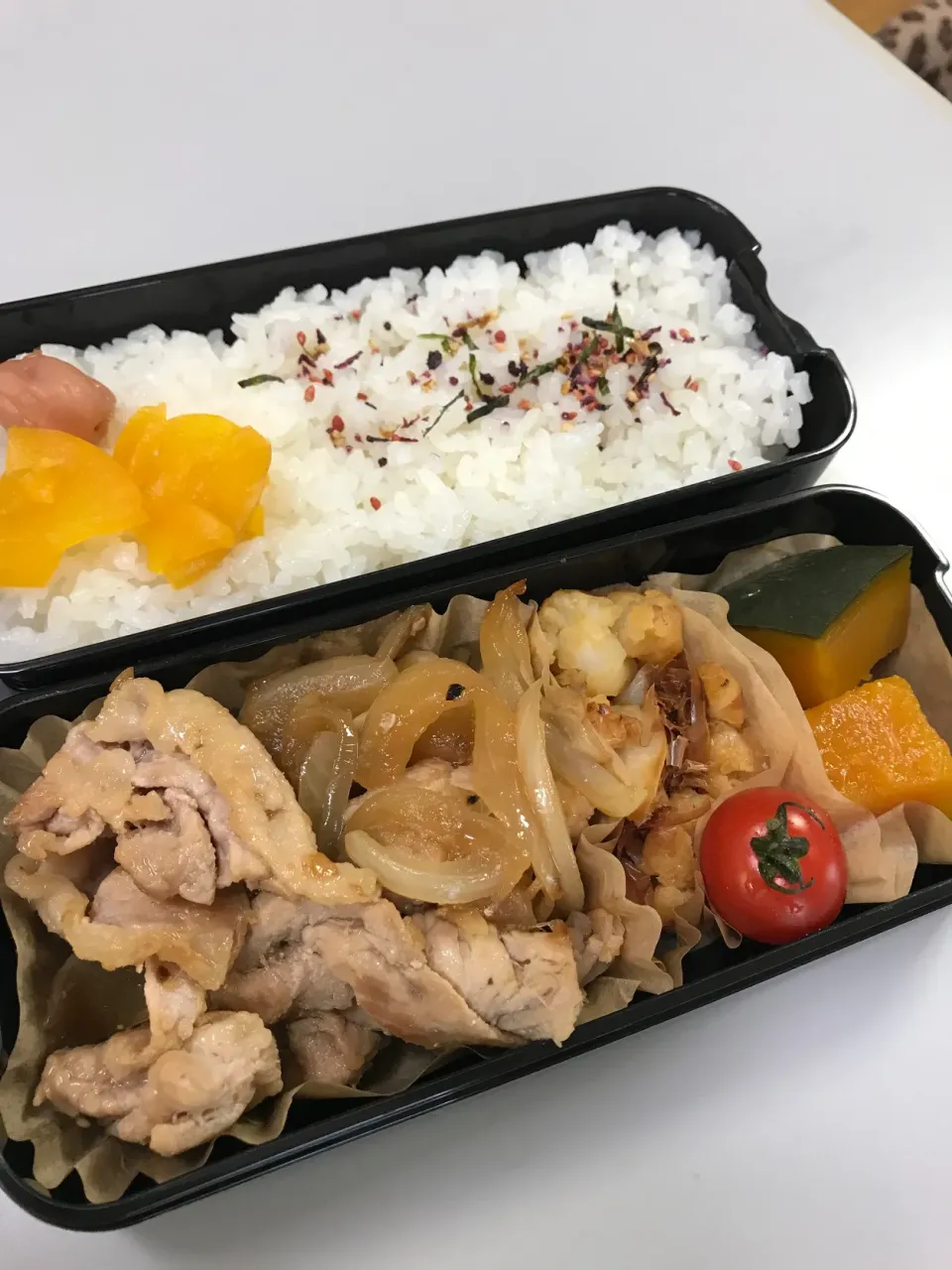 Snapdishの料理写真:大学生息子　生姜焼き弁当|るうるうさん