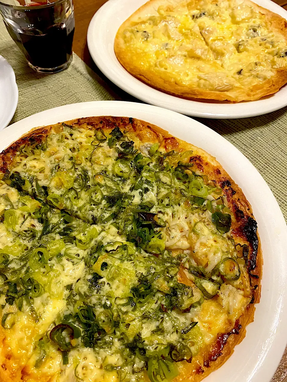 しらすと九条ネギのピザ🍕ゴルゴンゾーラと蜂蜜のピザ🍯|Hiropanさん