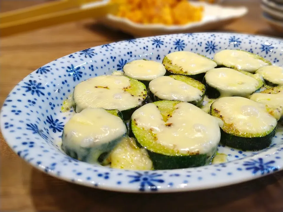 焼きズッキーニのチーズまみれ|古尾谷りかこさん