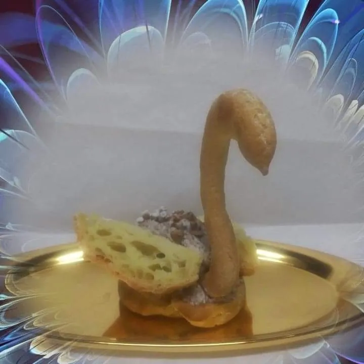 Cream Puff Swan|Pastry Chef Meshaさん