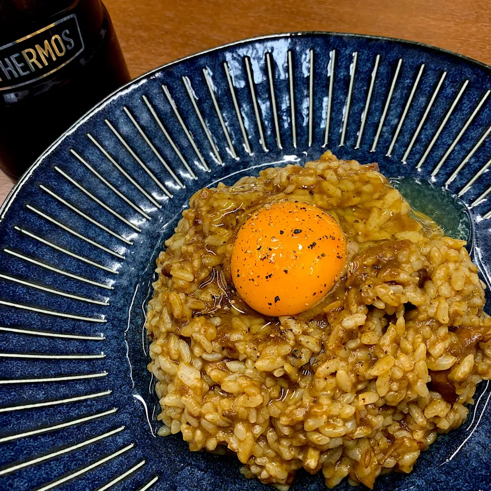 カレーの残りもんで昼ごはん😁|みほままこさん