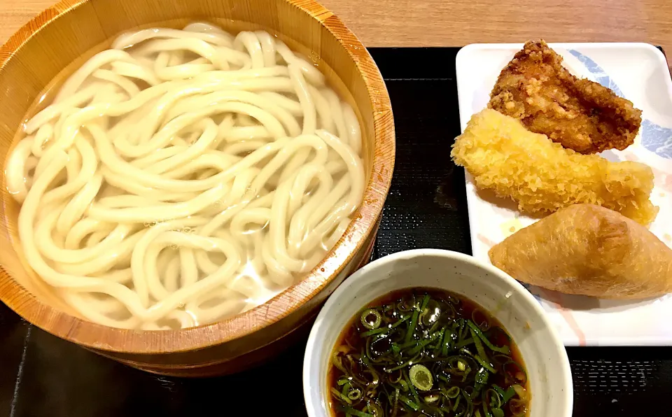 釜揚げうどん                                                     (鶏唐揚げ、いか天ぷら、いなり)|mottomoさん