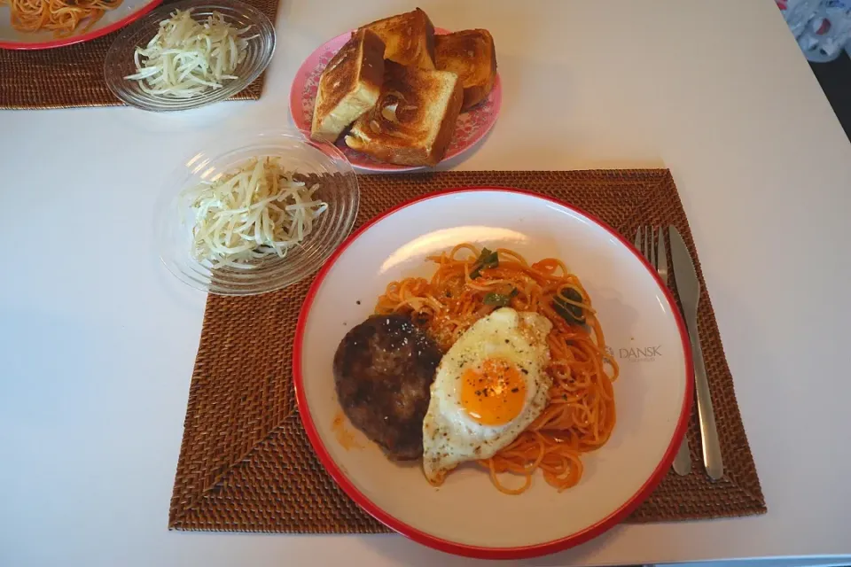 今日の夕食 ハンバーグナポリタン、もやしサラダ、八天堂の食パン|pinknari🐰🌈さん