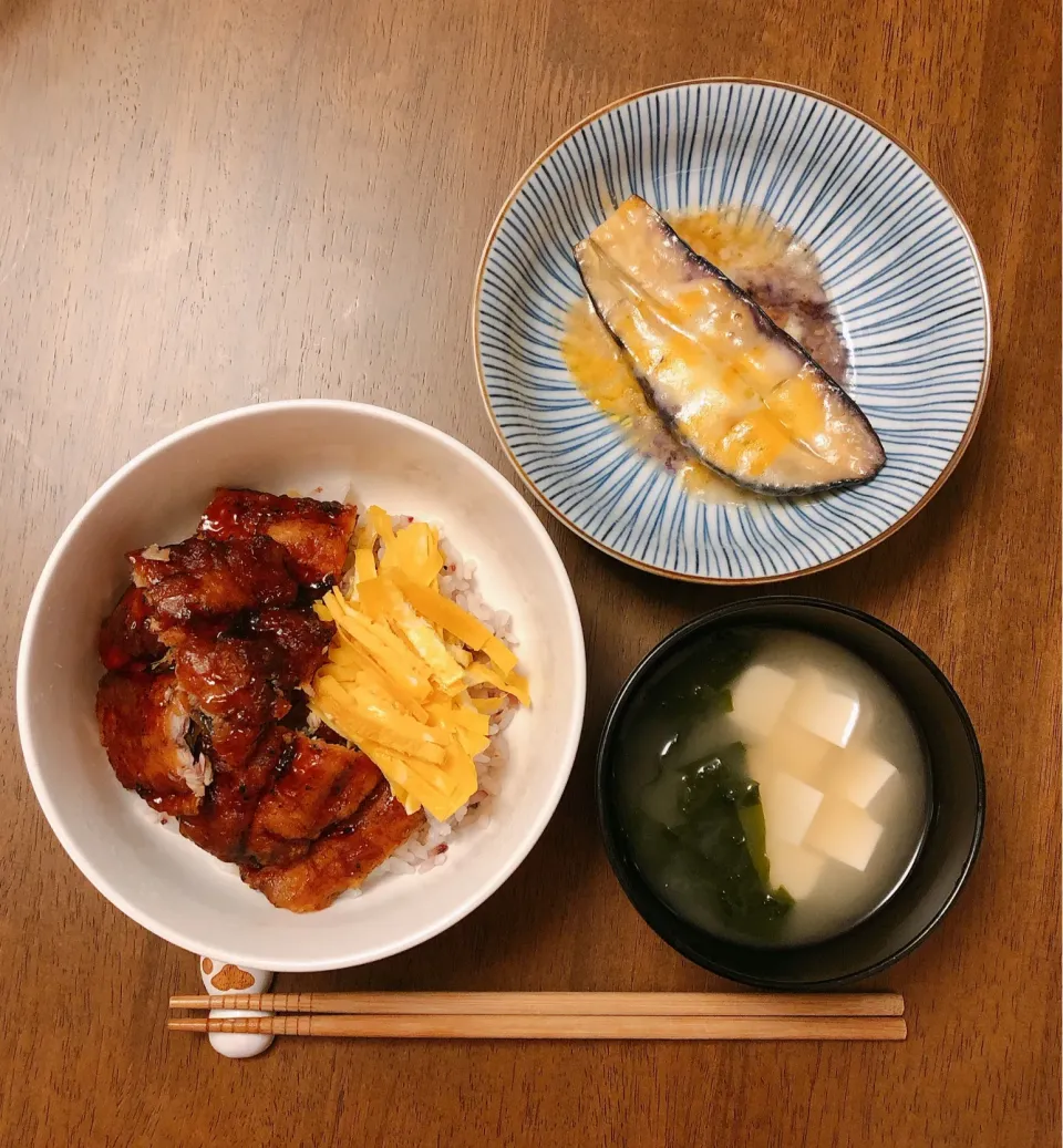 Snapdishの料理写真:さんまの蒲焼丼、茄子の味噌チーズ焼き、豆腐とわかめのお味噌汁|薫子さん