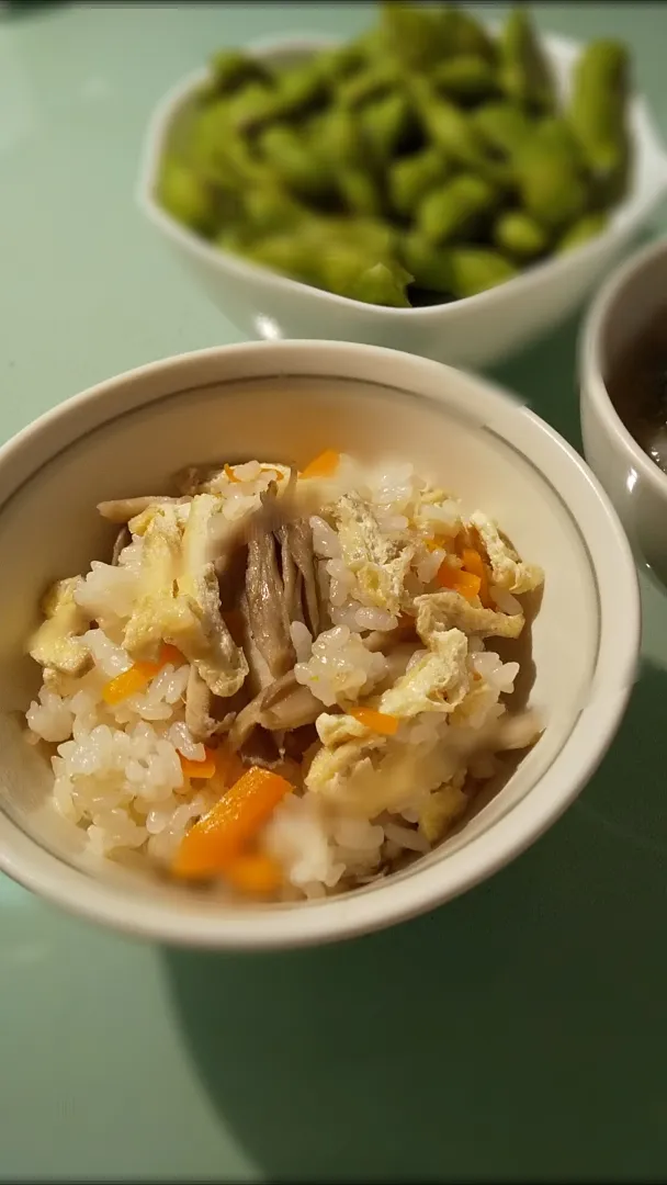 夜は質素に炊き込みご飯|かずにゃさん