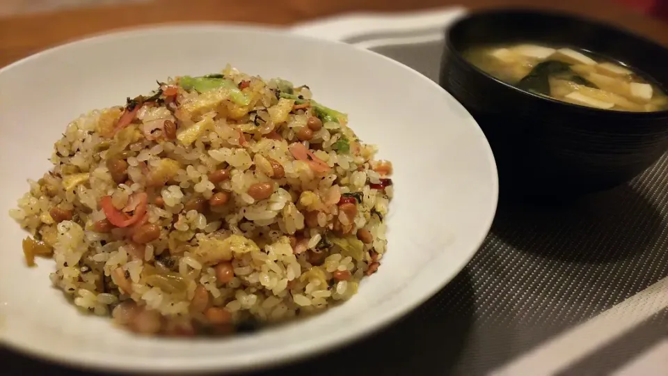 ﾍﾞｰｺﾝ高菜納豆ﾚﾀｽ炒飯～
の晩ごはん✨|kaz(*･ω･)さん