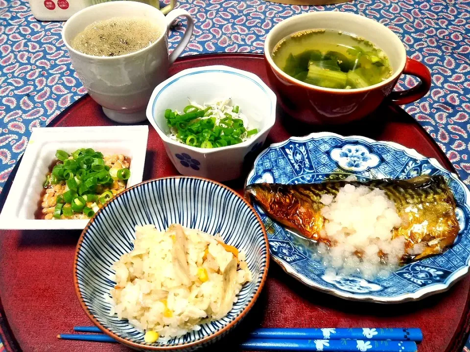 よねばーばの朝ごはん
鯖の味噌煮おろし大根添え
炊き込み御飯
納豆
しらすとねぎのポン酢
わかめスープ
コーヒー|yoneばーばさん