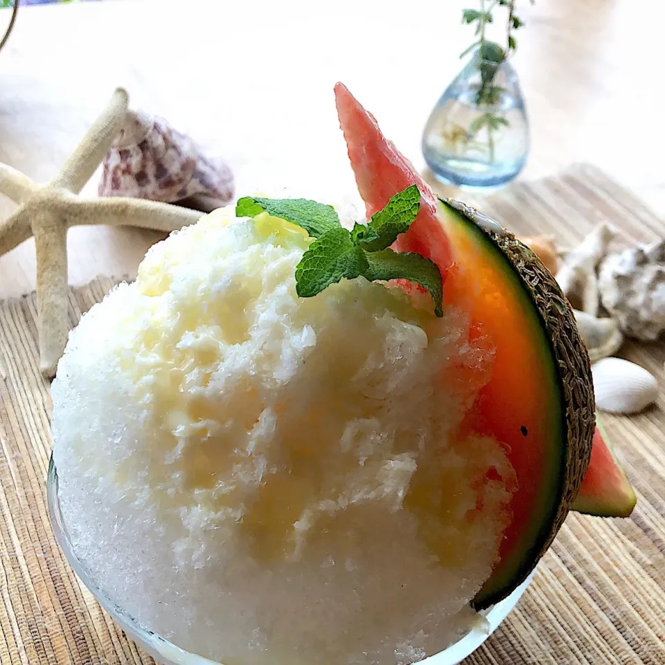 Snapdishの料理写真:シンプルでありながらゴージャス🍧5種類の果物に特製ミルク寒天、そして小豆をインしています(^^)|りょうさんさん