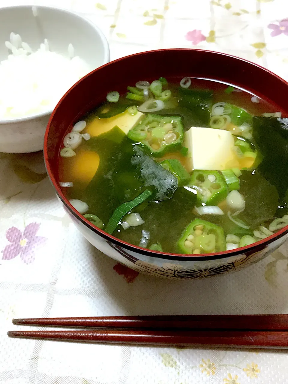 オクラとワカメの味噌汁|つるひめさん