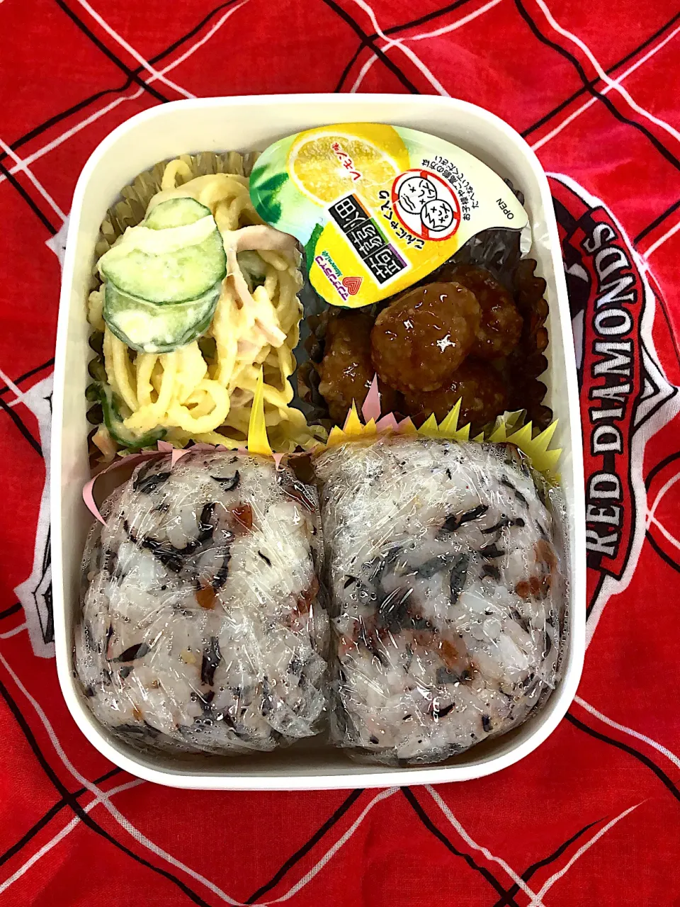 Snapdishの料理写真:梅ひじきのおむすび弁当【めし】|超絶トルーマン石6さん