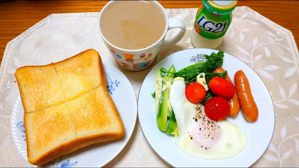 8/12の朝ごはん☕😃🌄
トースト、目玉焼き など|卯月さん