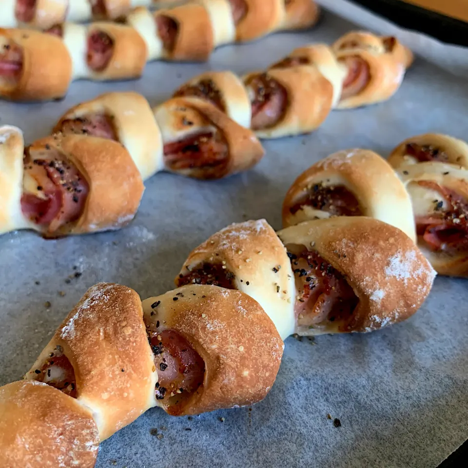 ベーコンエピ焼き上がり🥓朝ごパン|いちごさん