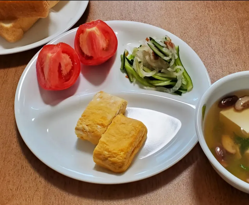 Snapdishの料理写真:だし巻き卵
きゅうりと大根の梅なます
トマト
キノコとネギと豆腐の味噌汁
トースト|ナナさん