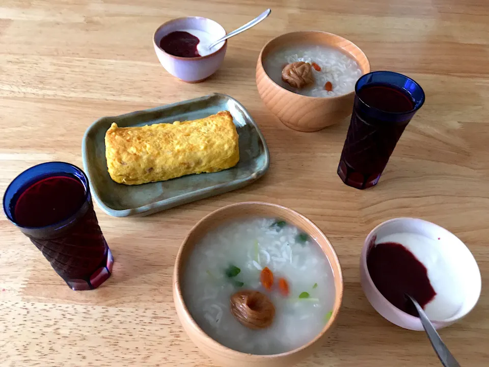 Snapdishの料理写真:優しめ朝ごはん🥣豆苗、梅干し、クコの実のもち麦お粥。だし巻き卵。ヨーグルト(自家製の巨峰ジャム)。赤紫蘇ジュース。|さくたえさん