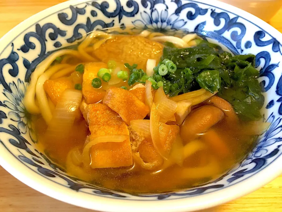 博多うどん(●☌◡☌●)ワカメ、椎茸、きつね煮、ネギ。|さくたえさん