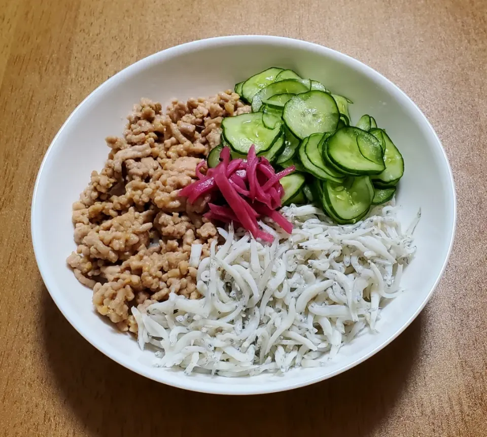 Snapdishの料理写真:釜揚げしらすと肉味噌そぼろときゅうりの丼|ナナさん