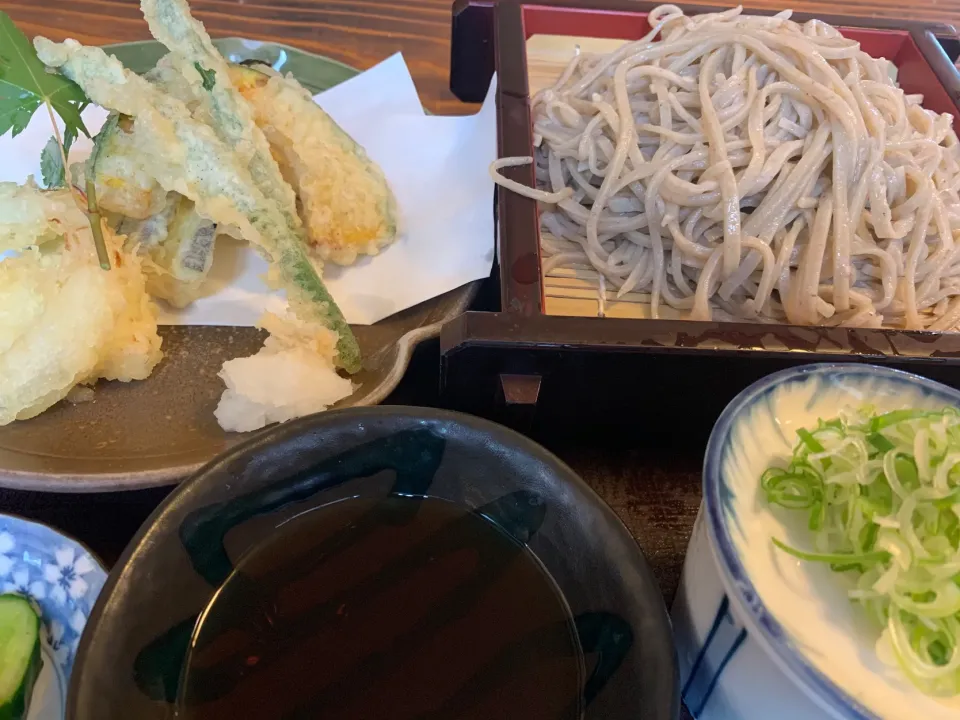 今日は、お休み！季節の野菜天ぷら蕎麦を！そばは、そば湯で食べる！これ！|お家でbar!さん