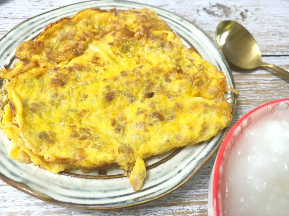 Chinese dried radish omelette.. 
(Chye Poh) with hot porridge
Childhood favorite on a rainy day 🌬️🌦️🌧️☔|Fatmamaさん