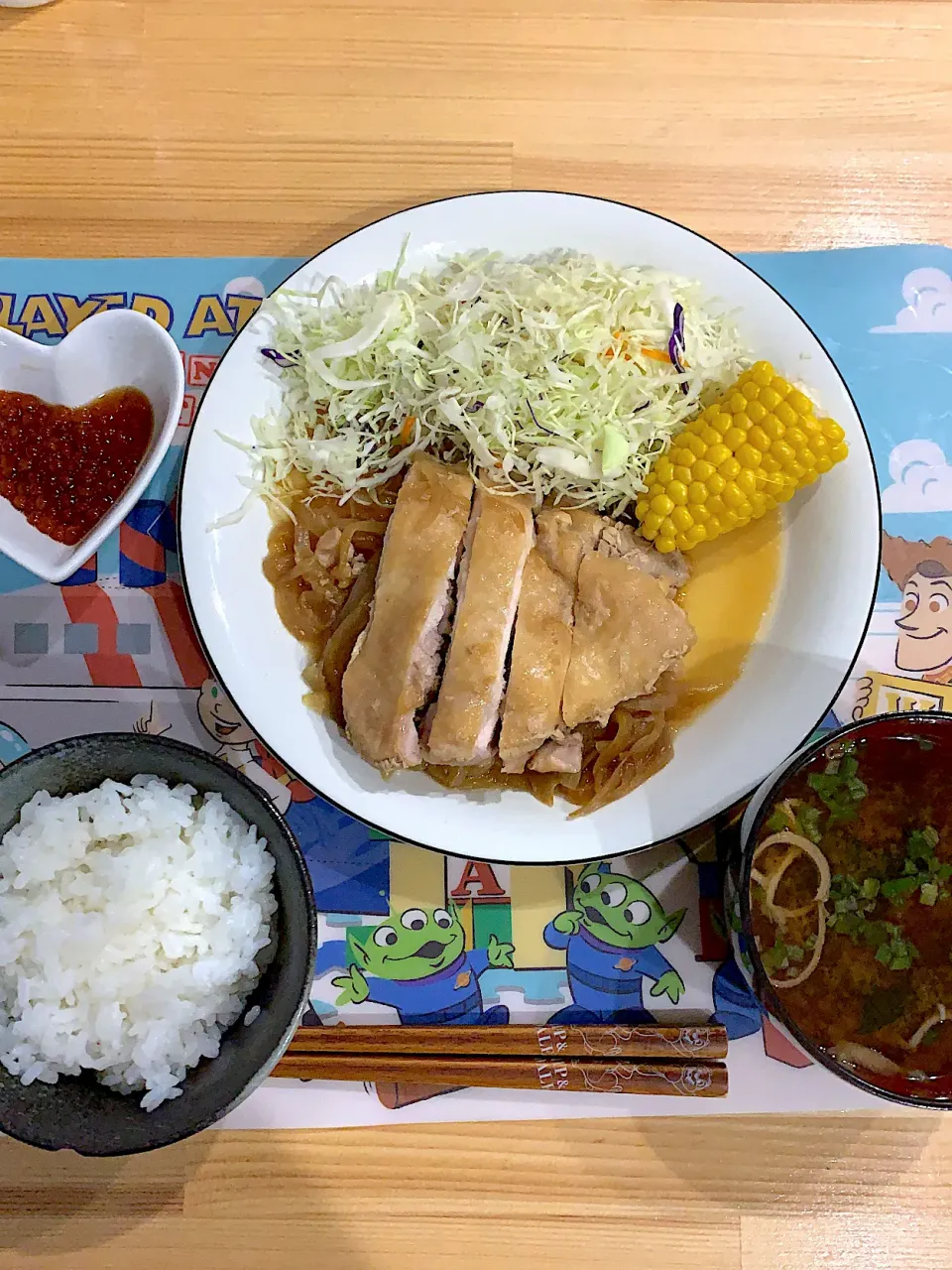 ・鶏もも肉のトロトロ玉ねぎ煮　・イクラの醤油漬け|ぺろたんさん