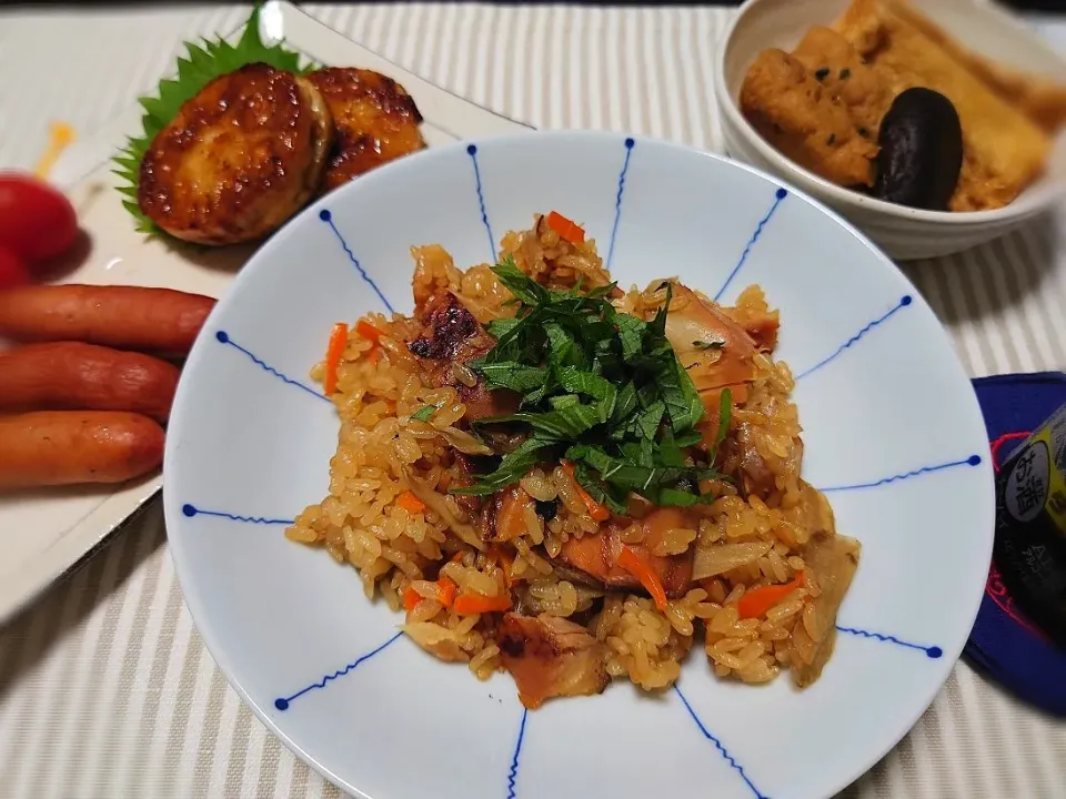 シュトママさんの料理 鯖ゴボウご飯🍚

🍶レンコンのはさみ焼き
🍶シャウエッセンの燻製
🍶がんもと油揚げの煮物|☆Chieco☆さん