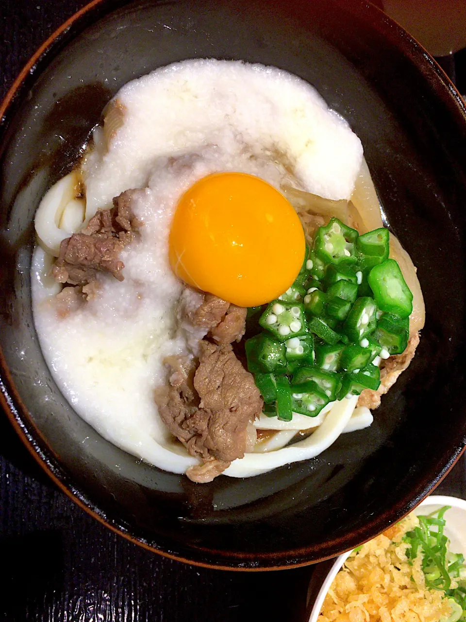 山芋おくらの月見牛肉ぶっかけうどん 讃岐製麺|すくらんぶるえっぐさん