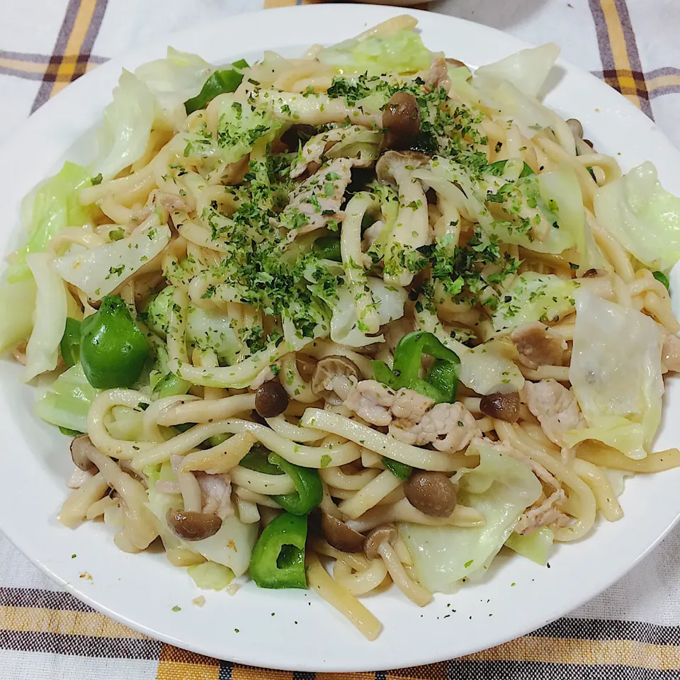 焼きうどん バター醤油味🍥|waiwaiさん