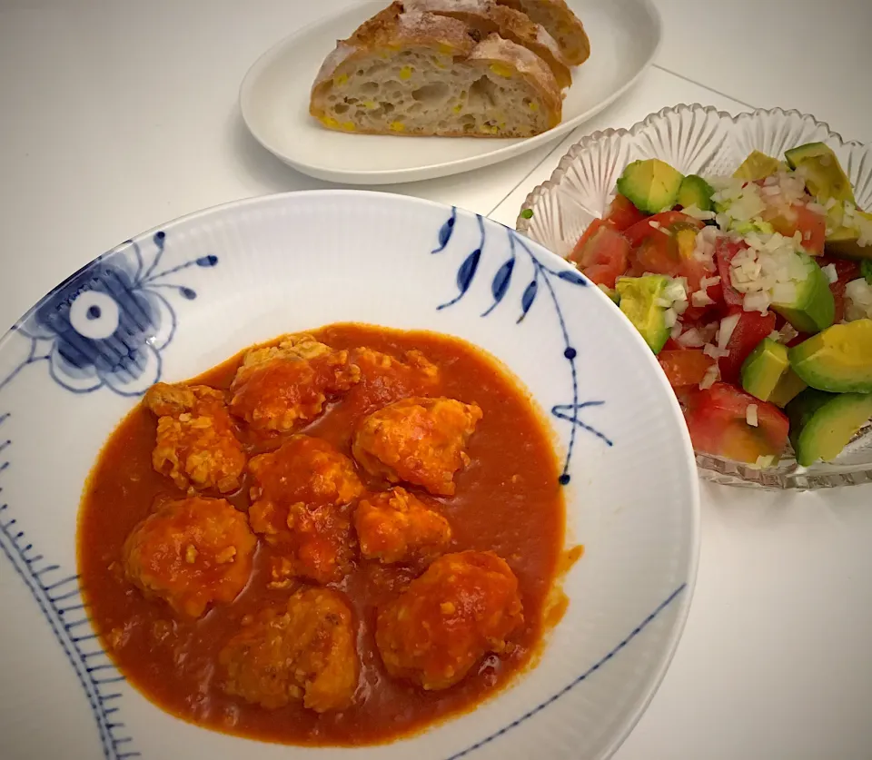 Snapdishの料理写真:Chicken Parmesan meatball with tomato sauce, Fresh avocados and tomato salad|PeachPieさん