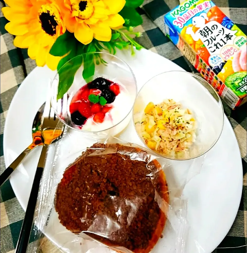 Snapdishの料理写真:☆チョコドーナツ
💮和風コールスローサラダ
☆フルーツヨーグルト
☆フルーツジュース|naomile◡̈⃝︎⋆︎*さん