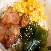 Snapdishの料理写真:玉子とわかめの混ぜうどん|joyrideさん