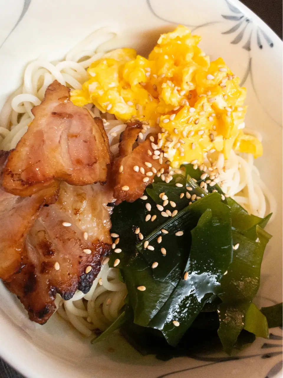 Snapdishの料理写真:玉子とわかめの混ぜうどん|joyrideさん