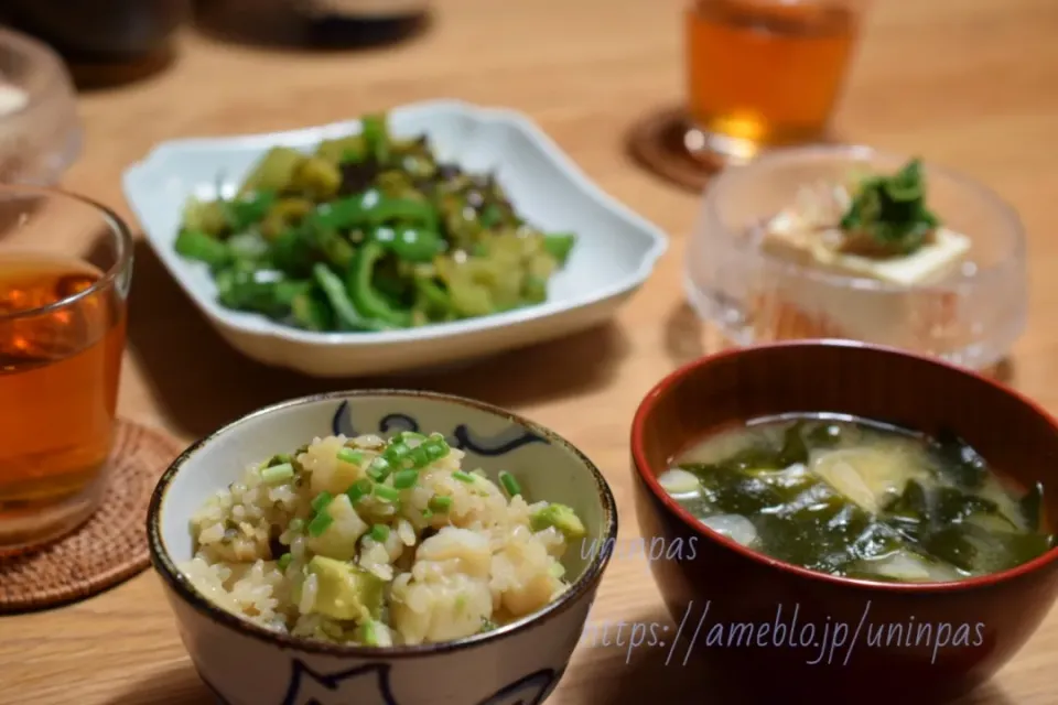 Snapdishの料理写真:ほたてとアボカドの炊き込みご飯|うにんぱすさん