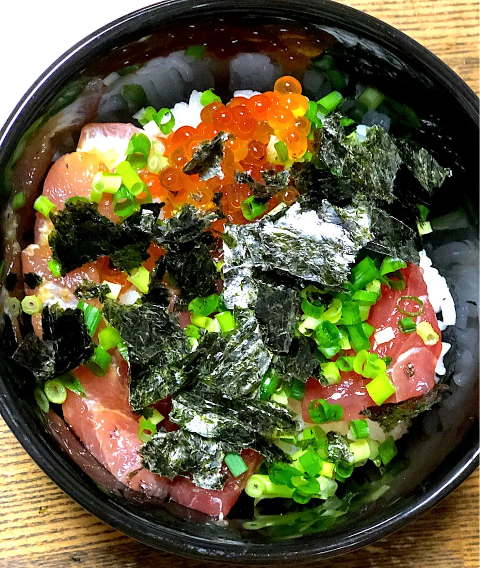 Snapdishの料理写真:ミニ海鮮丼 乗っけ盛り|ブンタさん