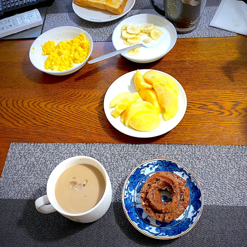 8月12日　朝ごはん　チョコドーナッツ、カフェオレ、桃|yakinasuさん