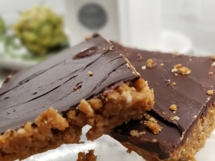 Low-Carb Peanut Butter Bars
Calories=116, Carbs=3, Fat=9, Protein=6|Jesse Smithさん