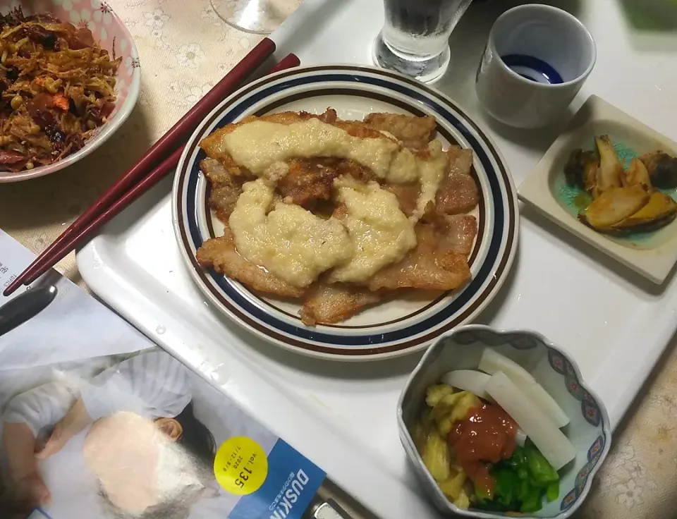 Snapdishの料理写真:8／3（月）夕食。豚バラ焼き、とろろ掛け。アワビの酒蒸し。ホタルイカとエノキの明太子炒め。焼きナスと小松菜、カマボコの梅だれ掛け。|へいちゃんさん