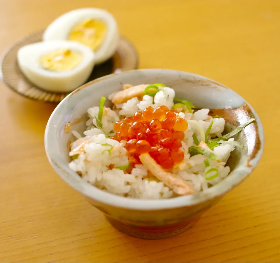 鮭いくら丼で朝ごはん😋|walnutさん