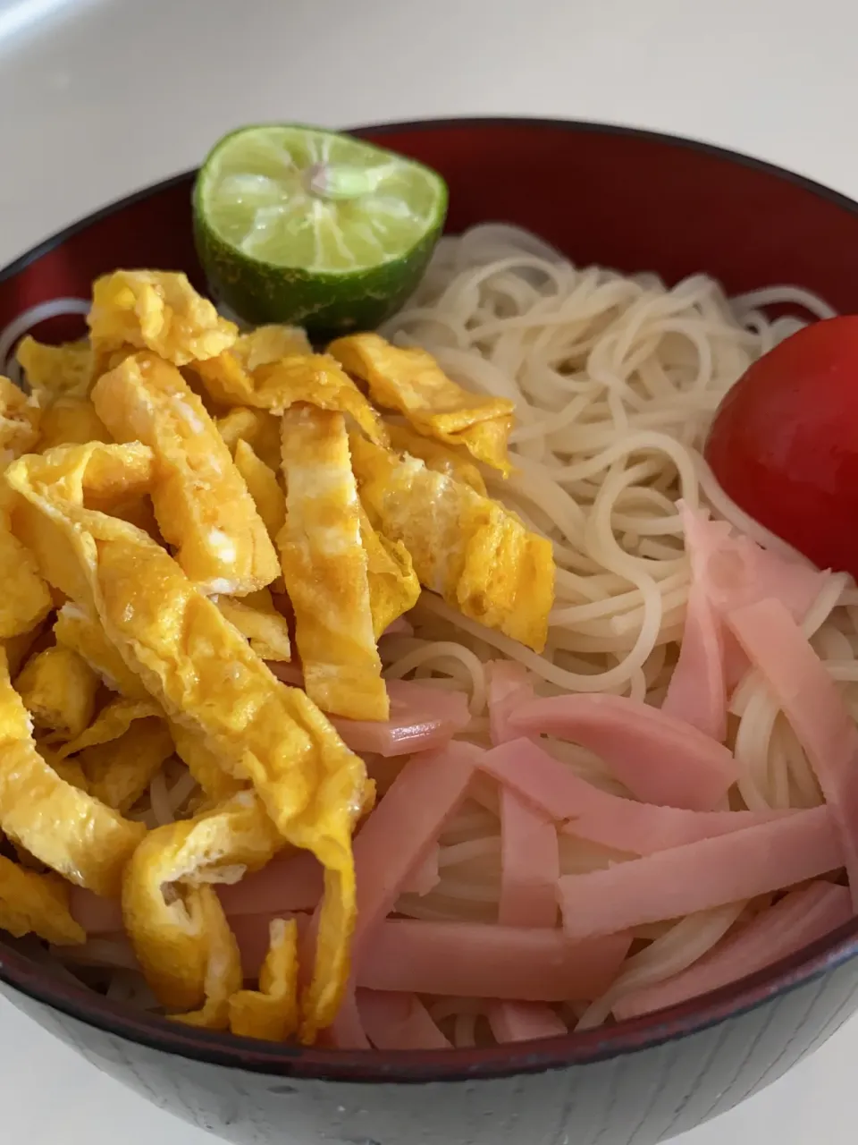 Snapdishの料理写真:昼ごはんの素麺　すだちトマトのせ|ハンバーグうーたんさん