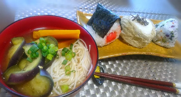 夏野菜と素麺の味噌汁と🍙|びせんさん