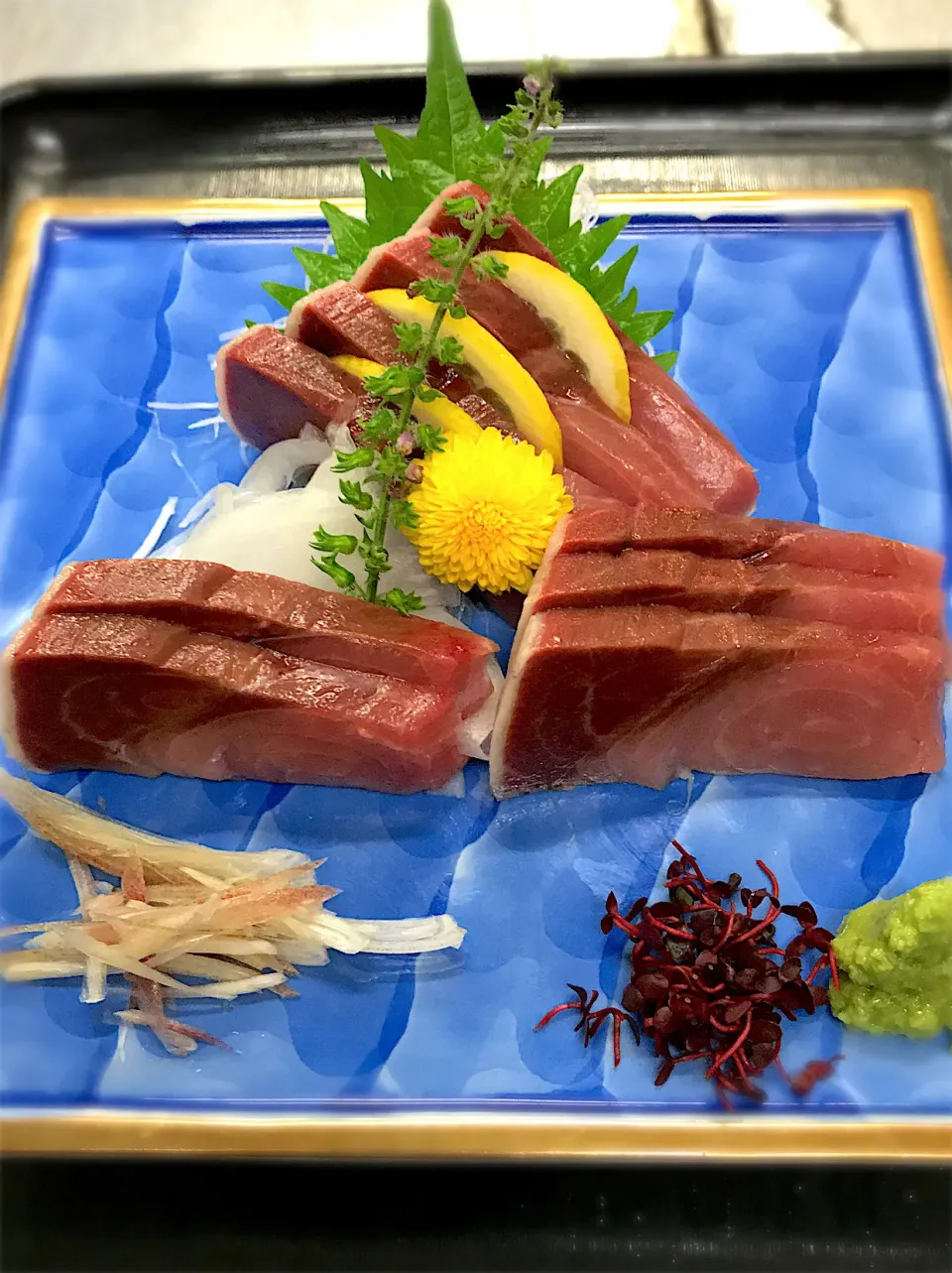 Snapdishの料理写真:北海道　羅臼産天然ぶり刺身800円税別|料理長さん