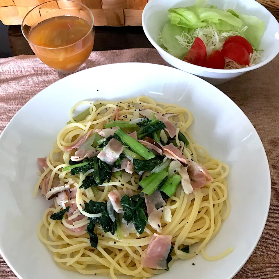 ベーコンと小松菜のパスタ、冷たいトマトスープ、サラダ🥗|純さん