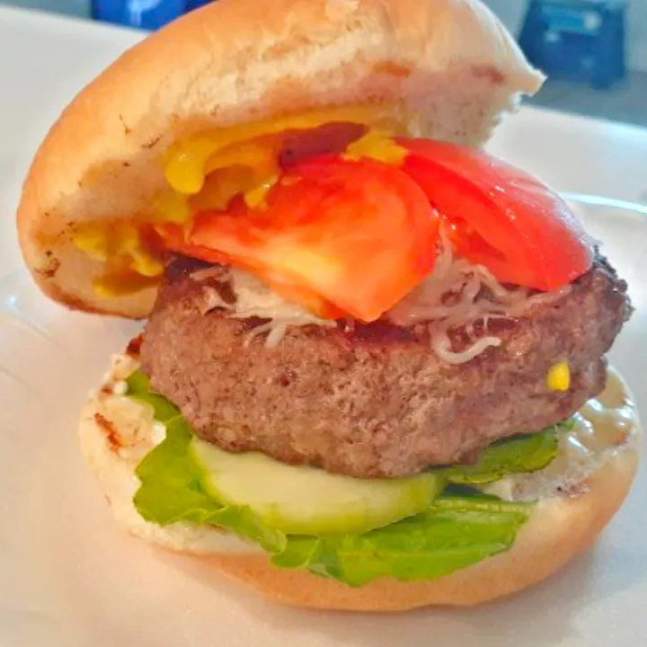 Michael Jordan of the Kitchen's dish Beef Burger with tomato, cucumber and 5 cheeses.|Michael Jordan of the Kitchenさん