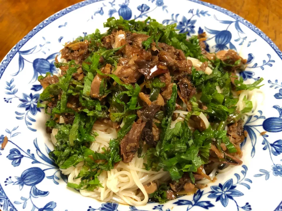 マグロのカマ焼きの余りを生姜で煮たやつを素麺に乗っけたの😋|さんだーさん