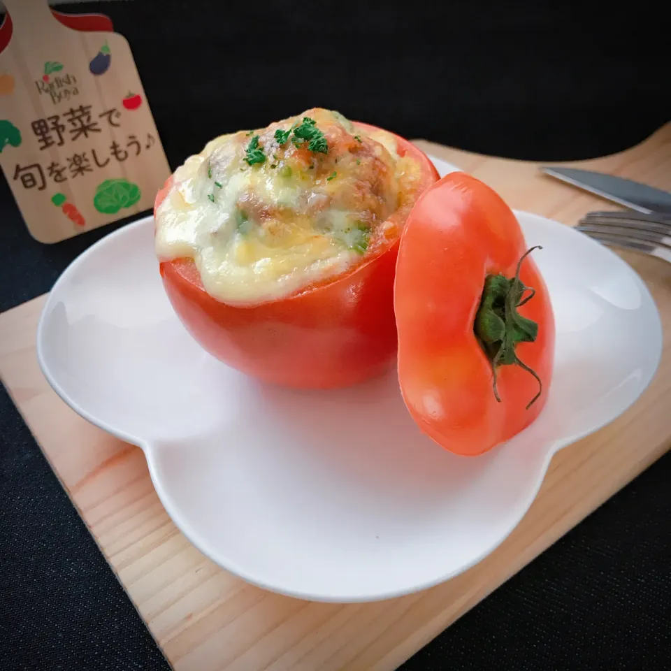 Snapdishの料理写真:トマトカップ🍅のスパイシーミートチーズ焼き.｡.:*･゜|めぐぐさん