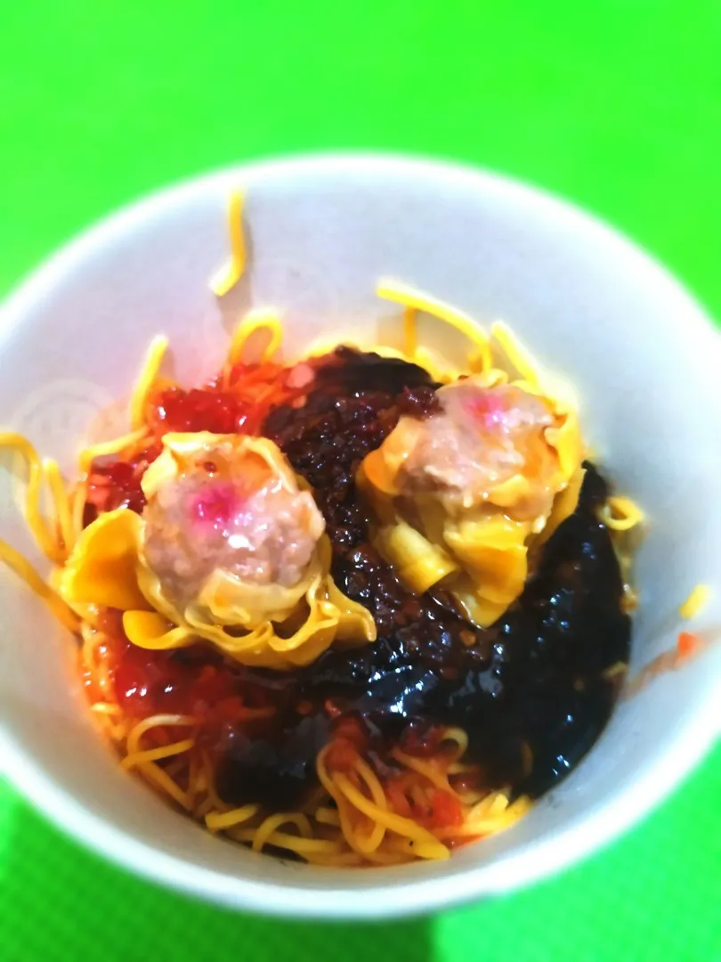 steamed egg noodles with chicken siomai toppings.|ben nebさん