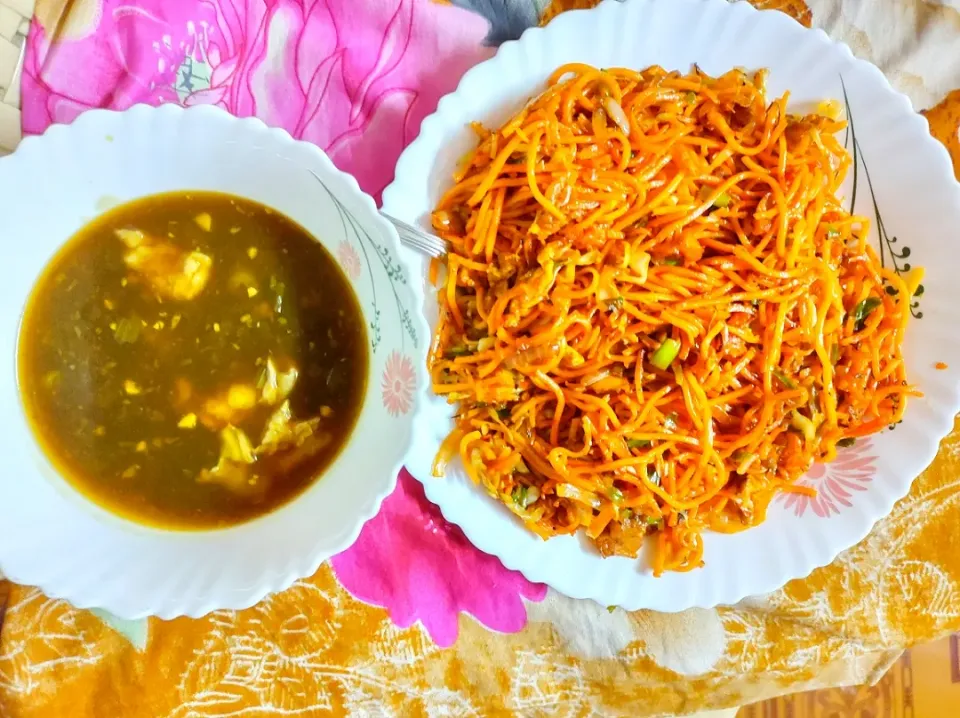 Schezwan Noodles with chicken hot &sour soup|Dhanshreeさん